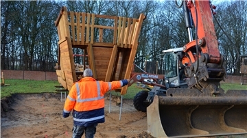 Am Rehmenfeld in Zeven wird dieser Tage der Spielplatz aufgemöbelt. Dort soll ein neues Spiel- und Klettergerät in Form eines Piratenschiffes für Spaß bei Kindern sorgen.
