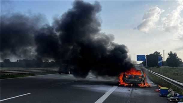 Sperrung auf der A1: Auto brennt komplett aus Am Samstag brannte auf der A1 im Bereich Bockel ein Auto komplett aus.