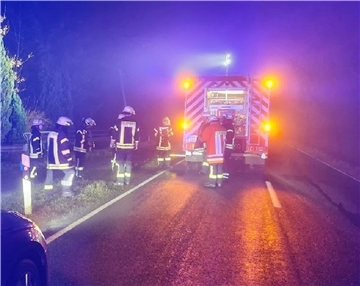 Am Samstag wurde die Ortsfeuerwehr Karlshöfen kurz vor Mitternacht zu einem Feuer in die Bremer Straße in Karlshöfen gerufen. Brennender Unrat war die Ursache.