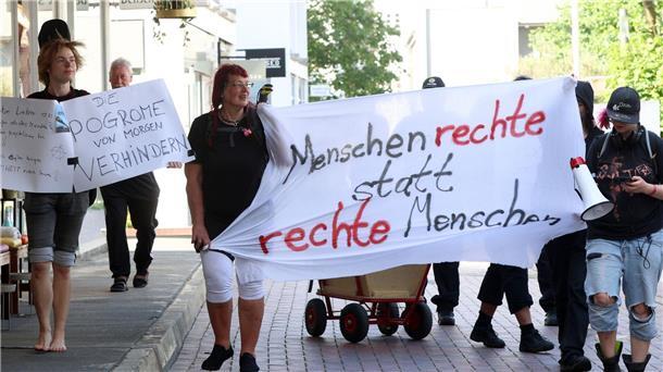 Demonstrantionen gegen Rechtsextremismus auf Sylt Am Samstag zog eine kleine Gruppe Punks unter dem Motto „Laut sein gegen rechts!“ durch Westerland.