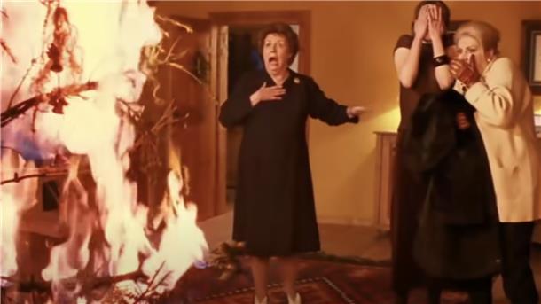 TV-Tipp heute: Single Bells - auf Youtube, zum Fest auf BR und SWR Am Schluss brennt der Baum. Eine Szene aus der Weihnachtsfest-Satire "Single Bells".
