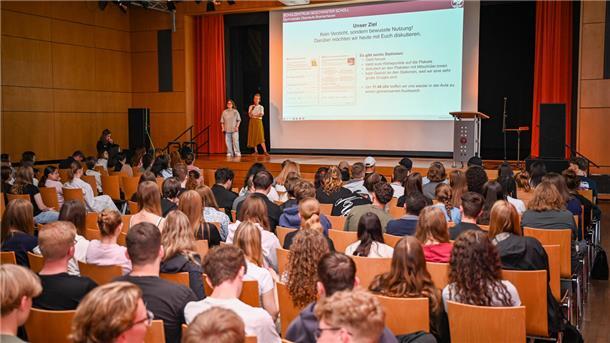 Am Schulzentrum Geschwister Scholl wird das Thema Handynutzung in die eigene Hand genommen. Franka Siedenburg und Sofiya Kuryshkina (li.) moderieren.