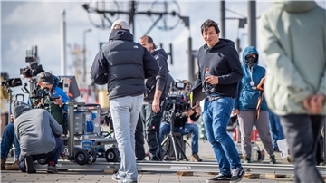 Am Set auf dem Willy-Brandt-Platz: Das Jobben im Hafen hat Regisseur Sebastian Ko, der gebürtig aus Bremerhaven stammt, zum Plot inspiriert.