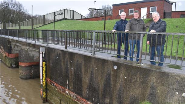Am Sielbauwerk in Beckum (von rechts): Verbandsvorsteher Dieter Hülstede, Rüdiger Wilken (Geschäftsführer des Kreisverbandes Wesermarsch der Wasser- und Bodenverbände) und Verbandstechniker Dirk Uffmann.