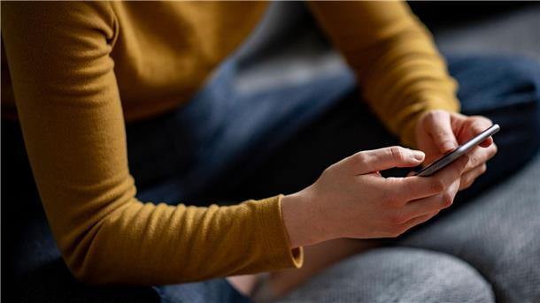 Umfrage: Mehrheit stritt schon mit Partner per Textnachricht Am Smartphone kann ein Streit wohl schneller eskalieren, als wenn sich Leute ins Gesicht schauen. (Archivbild)