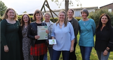 Am Sonnabend überreichte AOK Präventionsberaterin Monika Meier (Zweite von rechts) dem Mitarbeiterteam der Farvener Kindertagesstätte Urkunde und Julinchen-Schild.