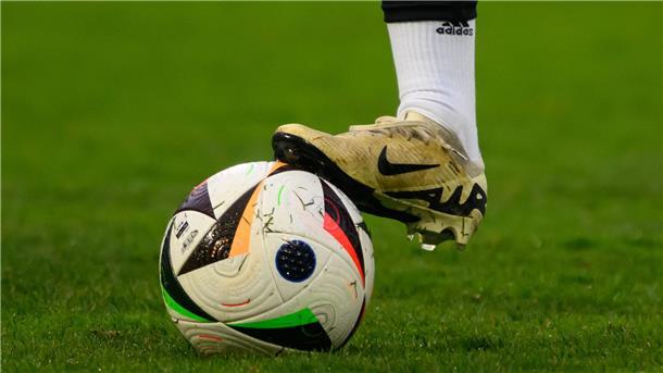 Ein Spieler aus Deutschland trägt Fußballschuhe der Marke Nike und Socken des Ausrüsters Adidas. 