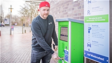 Am Sonntag hat das Bezahlen per Karte am Automaten an der Stadthalle in Bremerhaven nicht geklappt. Björn Schmonsees probierte es wie viele Besucher der Eisarena aus und scheiterte.