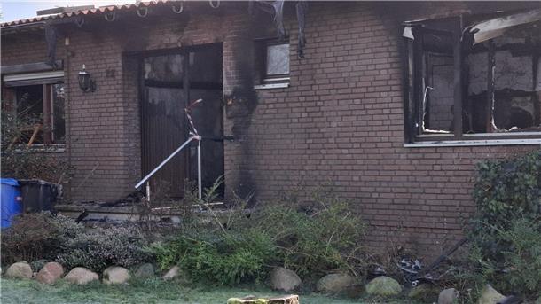 Großbrand in Beverstedt: Bungalow-Bewohner verletzt im Krankenhaus Am Sonntag wurde der Schaden an dem Haus deutlich. Der Eingang ist abgesperrt, die Ermittlungen zur Ursache des Feuers dauern laut Polizei an.