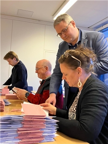 Am Sonntagabend wurden auch tausende Briefwahlstimmen ausgezählt.