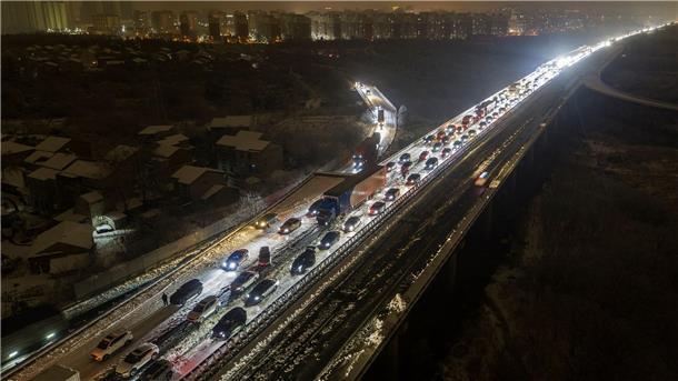 Am Stadtrand von Wuhan stecken die Fahrzeuge auf einer schneebedeckten Schnellstraße fest.