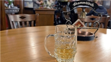 Symbolbild für eine „Stammtisch-“ Situation. Bei einem Glas Bier wird die Weltpolitik besprochen.