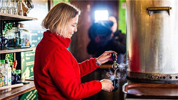 Unterwegs mit Niedersachsens Glühwein-Kontrolleur Am Stand „Glühwein bei Susi“ wird der Wein mit Gewürzen gemixt.