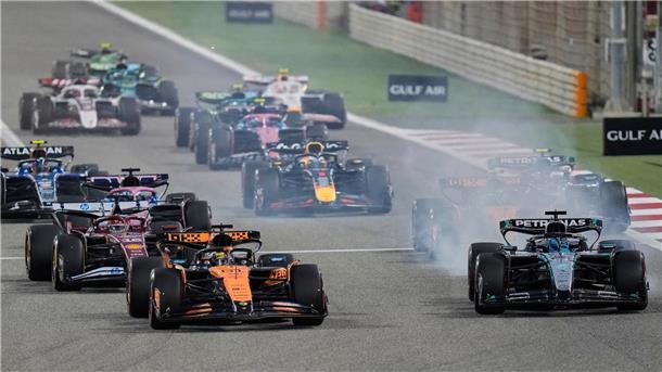Bahrain-Sieger Piastri in Titelform - Frust bei Verstappen Am Start musste sich Oscar Piastri (l.) gegen Mercedes-Fahrer George Russell verteidigen.