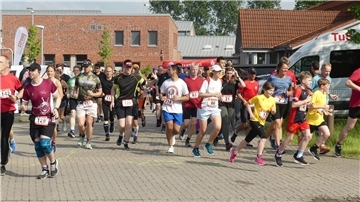 Am Start trennen sich die Wege, nach rechts beginnt die 15,9 km Strecke, nach links die 5,3 km.