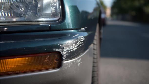Kritik an Vorschlag zur Lockerung von Unfallflucht-Paragraf Am Stoßfänger eines geparkten Pkw sind Spuren eines Unfalls zu sehen.