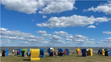 Am Strand von Burhave genießen Urlauber die vielleicht letzten hochsommerlichen Tage dieses Jahres.
