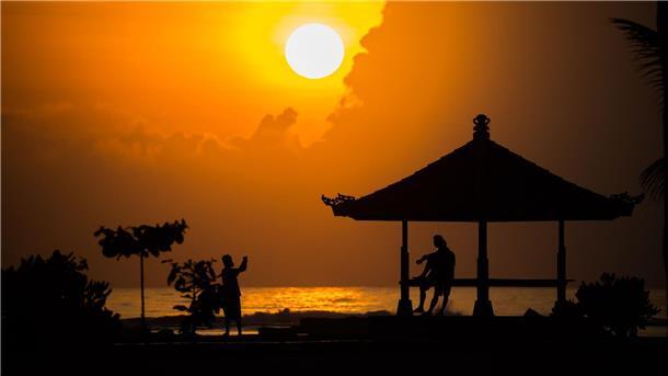 Bali verlangt ab 2024 Einreisegebühr von Touristen Am Strand von Nusa Dua geht die Sonne auf.
