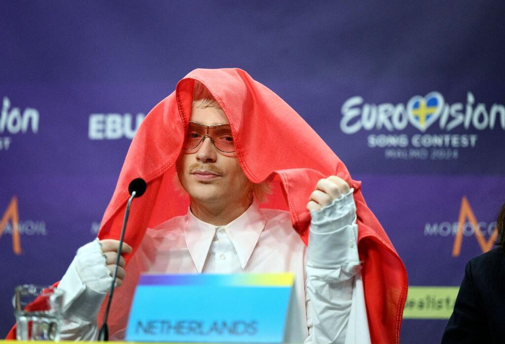 Am Tag des Finales war bekannt geworden, dass der niederländische Kandidat Joost Klein vom Wettbewerb ausgeschlossen worden ist.