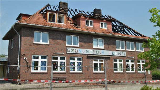Am Tag nach dem Brand bietet die Grundschule in Schwei ein Bild der Verwüstung.