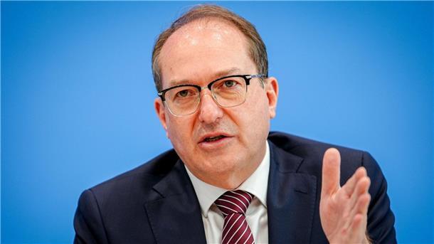 Am Tag vor dem Beginn der Innenministerkonferenz von Bund und Ländern stellte Bundesinnenminister Alexander Dobrindt (CSU) den Verfassungsschutzbericht 2024 vor.