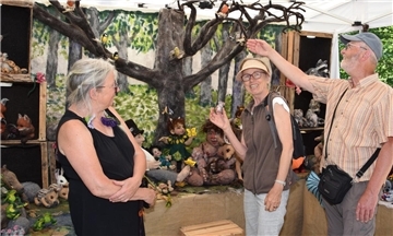 Am Trollfilz-Stand von Charlotte Madsen (links) finden sich bei der Kunstmeile in Sittensen mit Rainer und Harryd Steuer aus Lilienthal Zufalls-Besucher ein, die rundum begeistert sind von dem Ereignis.