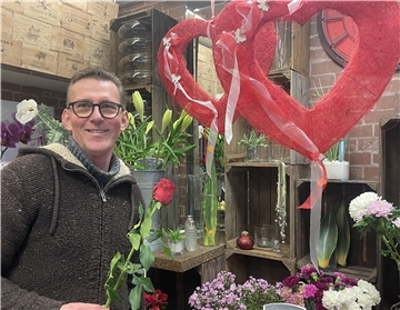 Mann im Blumenladen