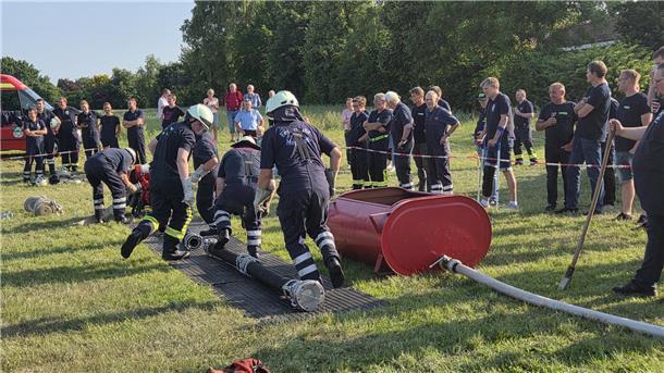 Hepstedter Wehr feiert 10. Tunnelfest mit neuer U40-Kategorie  Am vergangenen Freitag hat die Hepstedter Feuerwehr ihr 10. Tunnelfest mit großem Erfolg gefeiert.