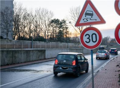 Am westlichen Ausgang des Hafentunnels gilt Tempo 30. Grund dafür ist ein Problem - für das es noch keine Lösung zu geben scheint.