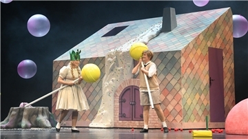 Zwei Schauspieler auf einer Theaterbühne