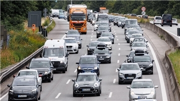 Am Wochenende könnte es nach Angaben des ADAC auf den Autobahnen voll werden.