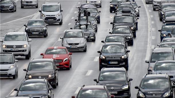 Am Wochenende wird von Reisenden mit dem Auto wieder viel Gedlud gefragt sein. (Archivbild)