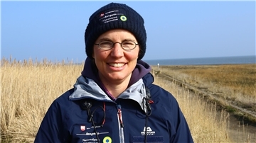 Porträtfoto von Annelie Hedden. Sie ist in Windjacke und Mütze gekleidet.