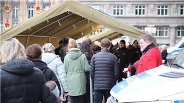 Am zweiten Weihnachtsfeiertag bildet sich eine Warteschlange beim Einlass in den Kölner Dom.