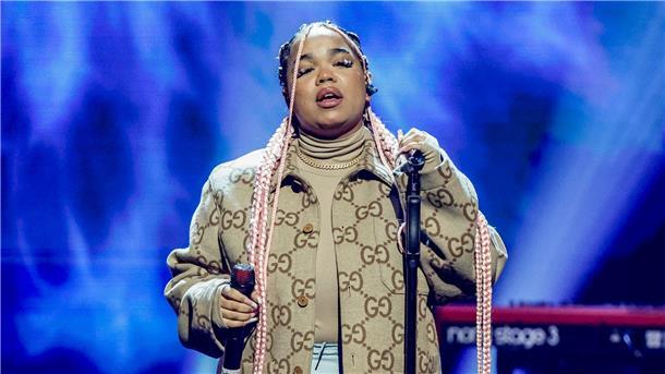 Amazon Music plant ein weihnachtliches Live-Stream-Event, bei dem Zoe Wees ihr Cover von „All I want (for Christmas)“ singen wird.