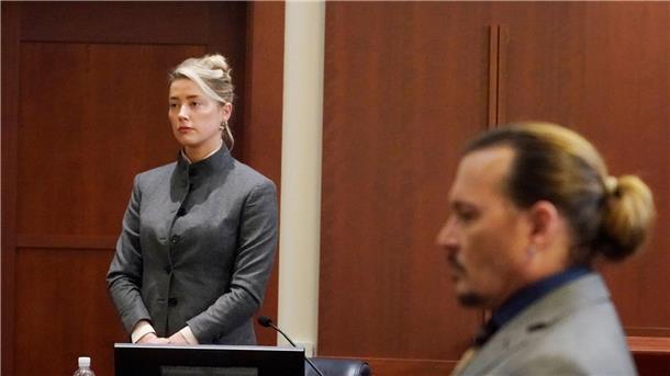 Amber Heard und Johnny Depp im Gerichtssaal in Fairfax.