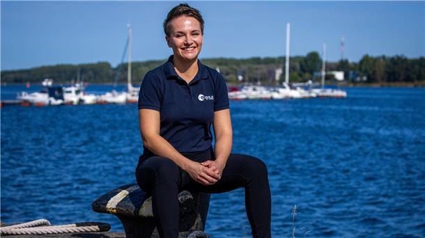 Amelie Schönenwald gehört zu den fünf Frauen und drei Männern aus sieben europäischen Ländern, die als Teil einer Astronauten-Reserve der Europäische (Esa) in der Warnow das Überleben auf hoher See trainieren.