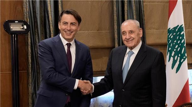 Israel und Libanon: UN-Hochkommissar warnt vor Krieg Amos Hochstein (l) bemüht sich um eine Eindämmung des Konflikts zwischen Israel und der libanesischen Schiitenmiliz Hisbollah - hier schüttelt er die Hand von Parlamentspräsident Nabih Berri.