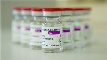 Ampullen mit dem Covid-19-Impfstoff des schwedisch-britischen Pharmakonzerns Astrazeneca werden noch nicht überall an Menschen über 65 Jahren verimpft.