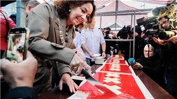 Amsterdam feiert 750. Geburtstag mit 75 Meter langen Torte Amsterdams Bürgermeisterin Femke Halsema schneidet die lange Torte an.