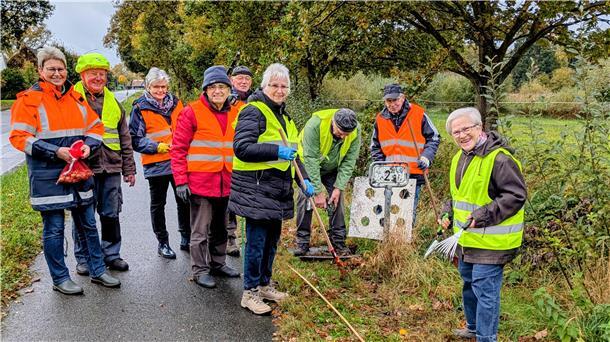 Vorfreude auf das Frühjahr: Bastelrunde verschönert Lunestedt Die Mitglieder der Lunestedter Bastelrunde bei ihrer Pflanzaktion an den Ortseingängen.