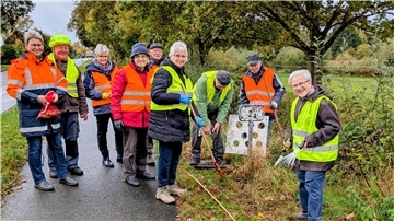 Vorfreude auf das Frühjahr: Bastelrunde verschönert Lunestedt Die Mitglieder der Lunestedter Bastelrunde bei ihrer Pflanzaktion an den Ortseingängen.