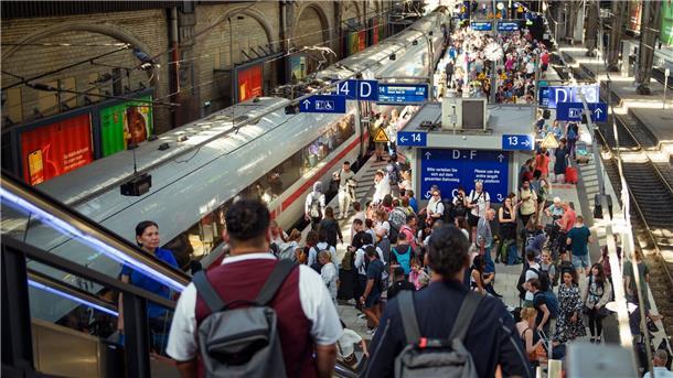 Schimpfen und fahren - Menschen wieder mehr im Zug unterwegs An Bahnsteigen für den Fernverkehr des Hamburger Hauptbahnhofs stehen zahlreiche Fahrgäste. Die Menschen in Deutschland fahren nach einer Statistik wieder mehr Zug.