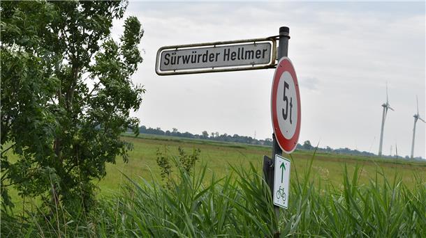 An beiden Seiten der Straße Sürwürder Hellmer soll der Windpark entstehen. Im Hintergrund sind Windkraftanlagen auf dem Gebiet der Gemeinde Ovelgönne zu sehen.