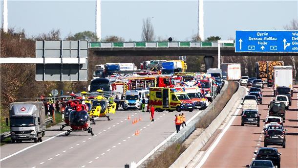 Busunfall auf A9: Polizei korrigiert Zahl der Toten auf vier An Bord des Fernbusses sollen 53 Fahrgäste und zwei Fahrer gewesen sein.