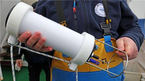 Fischer zu Förstern der Meere: Starthilfe vom Land gefordert An Bord des Fischereiforschungsschiffes „Solea“ auf der Ostsee hält ein Fischer Labahn aus Freest eine Messsonde in den Händen.