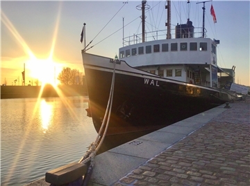 DEer Dampfeisbrecher "Wal" ist ein Museumsschiff an der Ostkaje des Neuen Hafens in Bremerhaven. Hier an Bord und an der Kaje eröffnet der Hildesheimer Bischof Dr. Heiner Wilmer am 14. Mai 2023 das bundesweite Jubiläums-Fest des Osteuropa-Hilfswerks Renovabis.