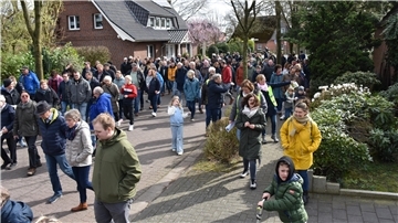 An dem "Historischen Spaziergang" durch Tiste nahmen etwa 200 Personen teil. 