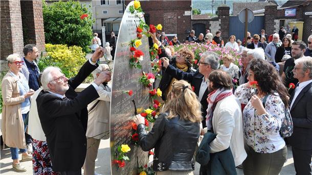 An dem Mahnmal für den ermordeten Pfarrer Jacques Hamel steckten Hunderte von Menschen am 8. Mai in St.-Etienne-du Rouvray Rosen in die Metallscheibe.