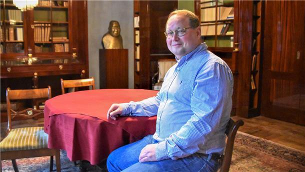 Hauke Nehring sitzt in der Rudolf-Alexander-Schröder Bibliothek.